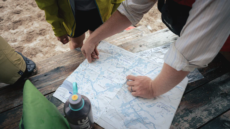 만세력 지지 인목, 시작의 기운을 깨워 성공을 부르는 활용법 2 지도 위에서 여행 계획을 세우고 있는 사람