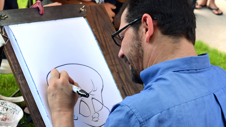 디자인 스케치를 하는 사람