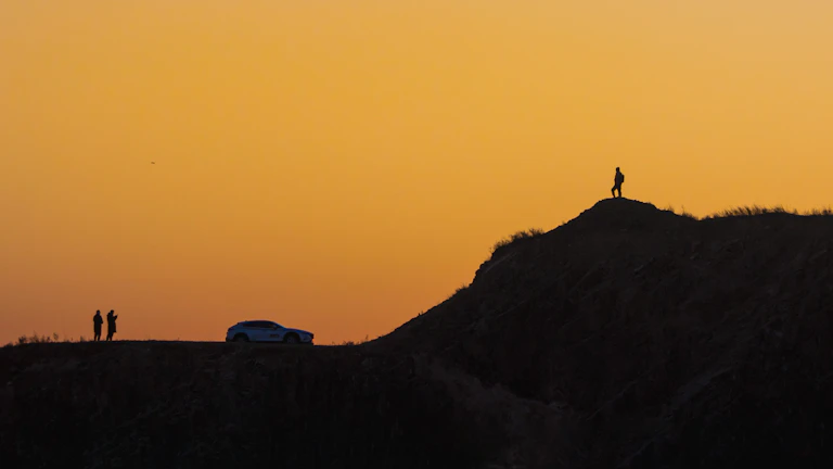 언덕 꼭대기에서 밝은 미래를 바라보는 사람