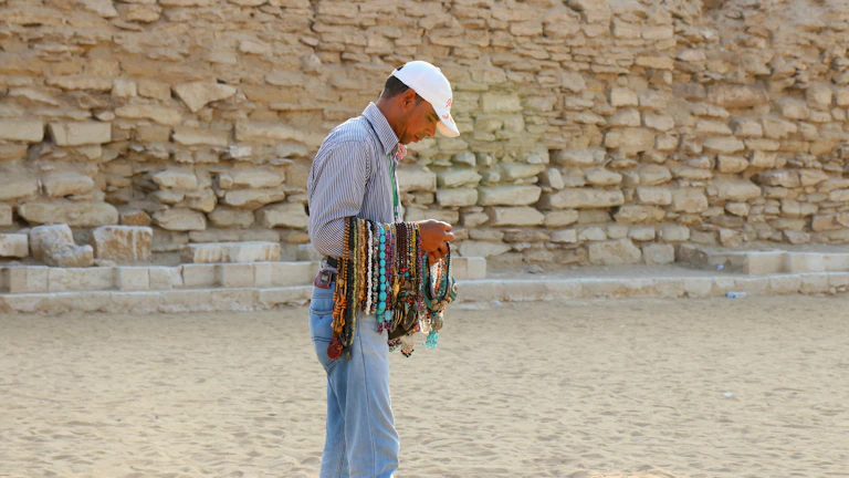 고서를 공부하며 명상하는 사람