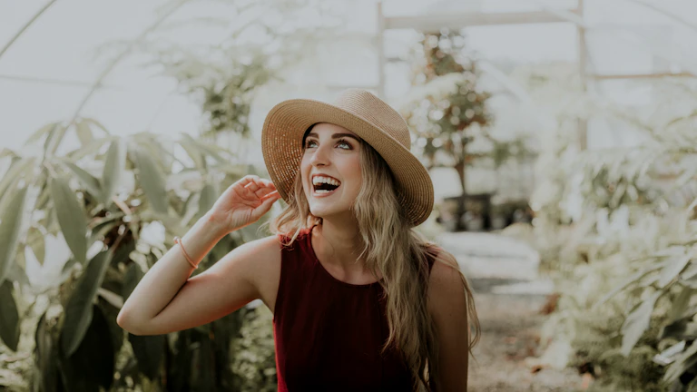 깊은 생각에 잠긴 사람