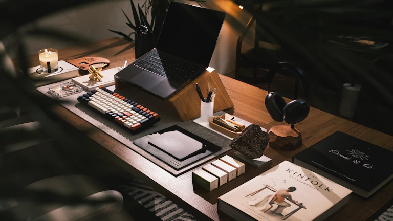 현대적인 사무실에서 노트북으로 일하는 사람