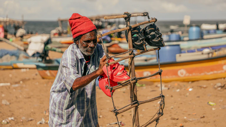 비견격 사주, 돈 앞에서 형제도 못 알아볼 만큼 치열한 성공 비결 2 현대적인 사무실에서 노트북으로 작업하는 사람