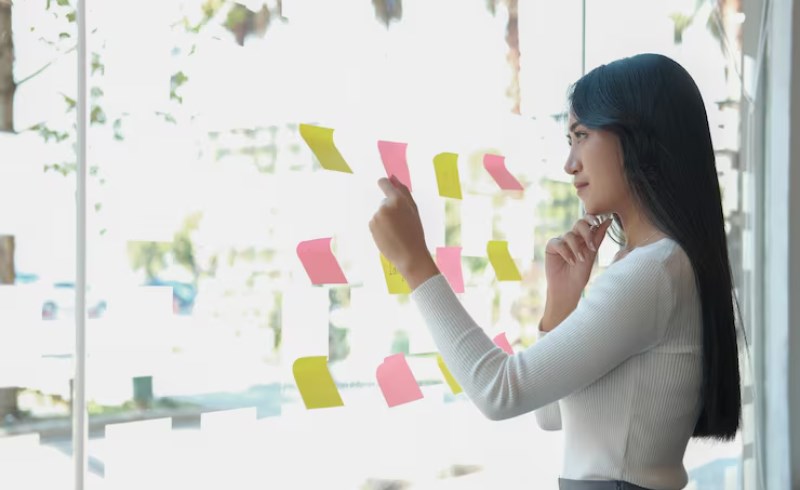 미래를 계획하고 노력하는 사람의 모습, 희망찬 표정