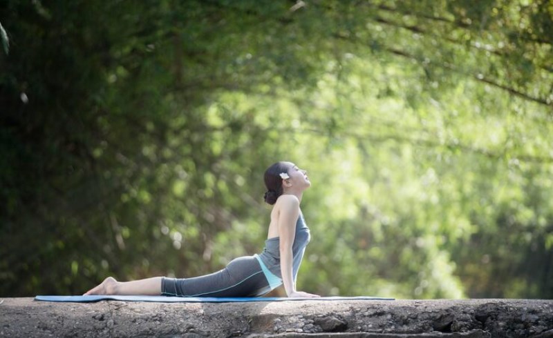 명상과 호흡을 통해 몸의 기운을 정화하는 모습