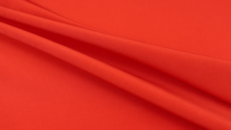 fashion-confidence - 붉은색 옷을 입고 자신감 있게 걷는 사람