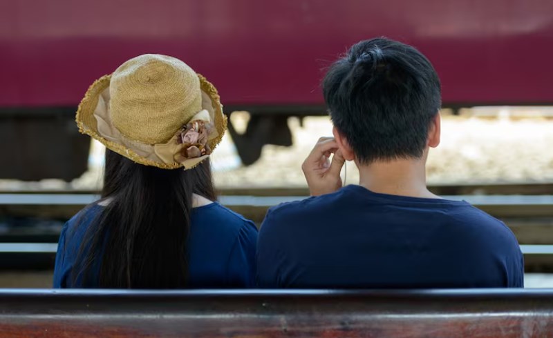 사주 팔자를 분석하여 연인과의 재회 가능성을 점치는 모습