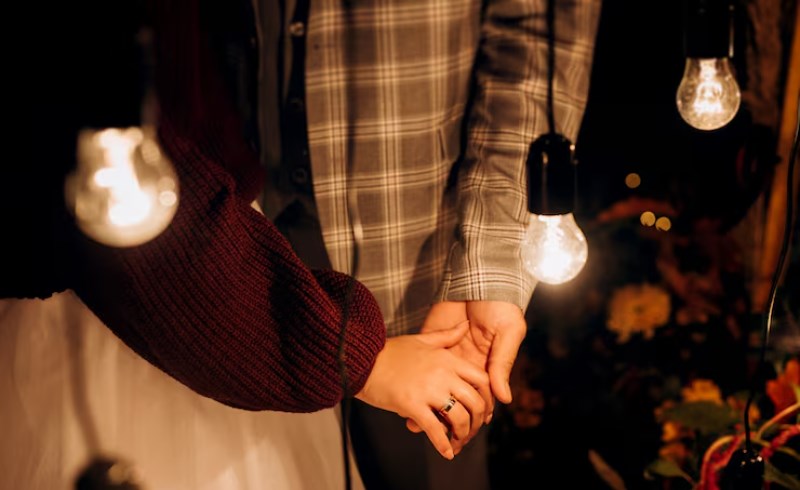 화려한 조명 아래서 즐거운 대화를 나누는 남녀