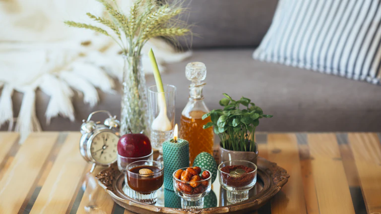 사주 토(土) 부족, 뿌리 채소 식단으로 땅의 기운 채우는 비법 1 나무 테이블 위에 놓인 다양한 뿌리 채소들