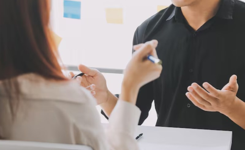 사주 전문가가 현명한 해석 방법을 설명하는 모습