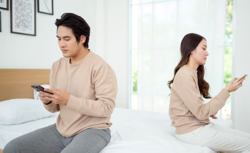 사주 궁합을 보며 관계의 거리를 조절하는 모습