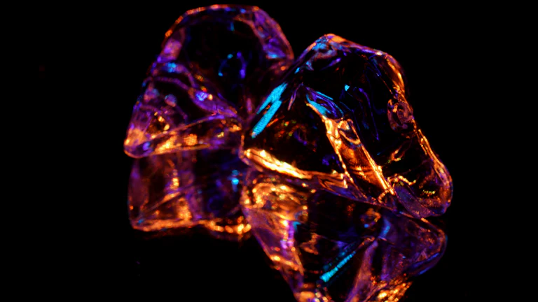 아이의 방에 놓인 행운을 부르는 빛나는 수정과 소품들