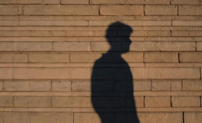 벽에 부딪힌 사람의 실루엣 이미지