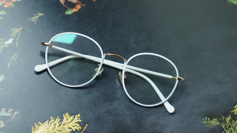 실버 금속테 안경을 착용한 사람