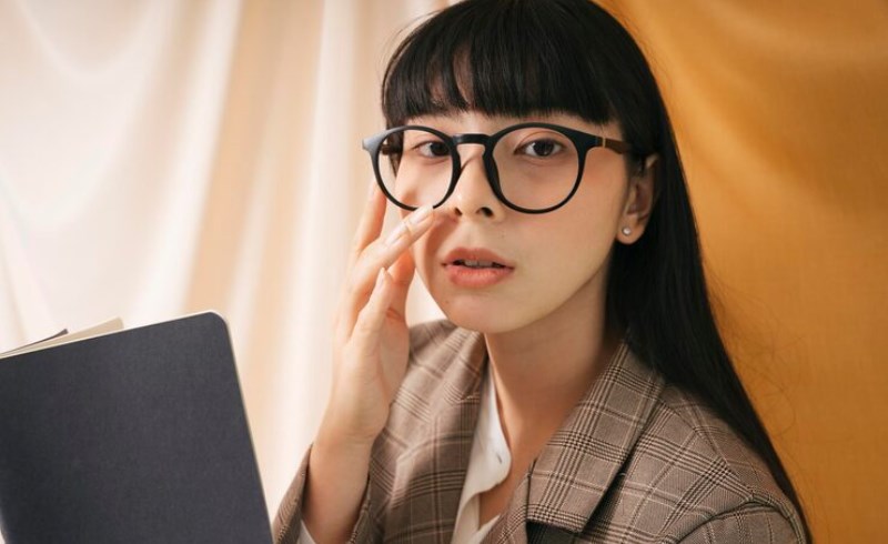 세련된 복장으로 지적인 분위기를 풍기는 사람