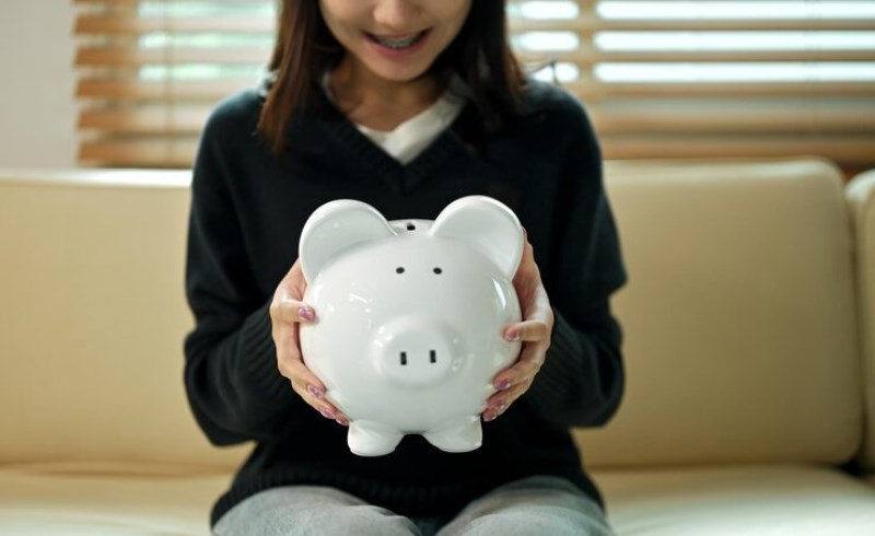 안정적인 가정을 상징하는 따뜻한 집과 저금통 이미지