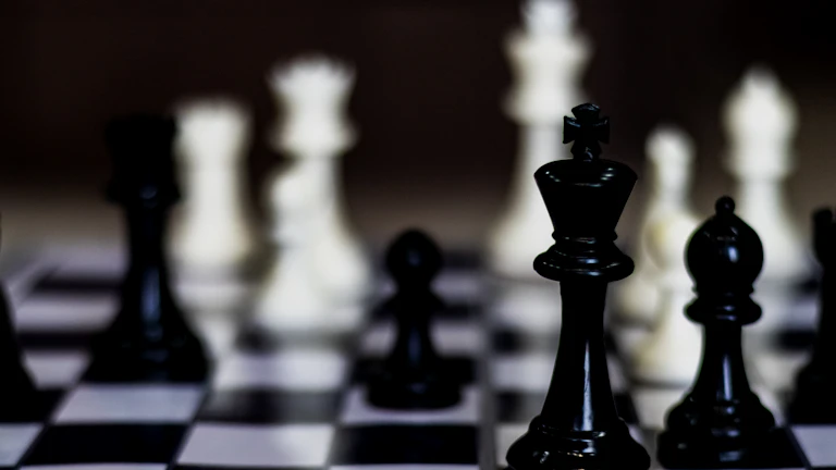 전략적인 보드게임을 즐기며 승부욕을 해소하는 사람