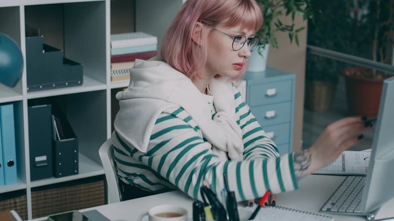 사주 관성, 직장 스트레스 해결하는 개운법과 심리 처방전 총정리 1 사무실에서 컴퓨터를 보며 머리를 짚고 스트레스를 받는 직장인