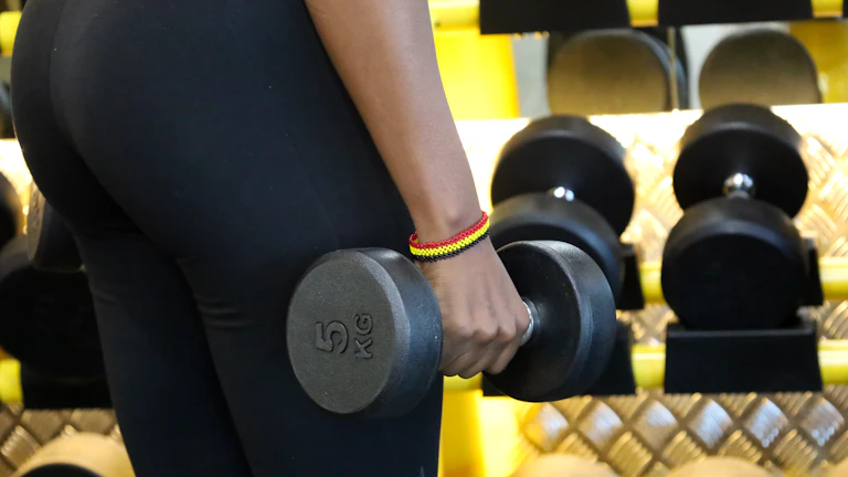 재다신약 개운법 및 돈이 새지 않게 재물운 지키는 비결 (2026년) 2 강한 의지로 운동에 전념하는 모습