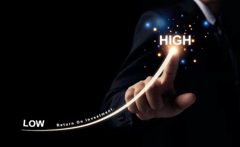 강한 의지를 보여주는 사람의 실루엣과 상승하는 주식 그래프