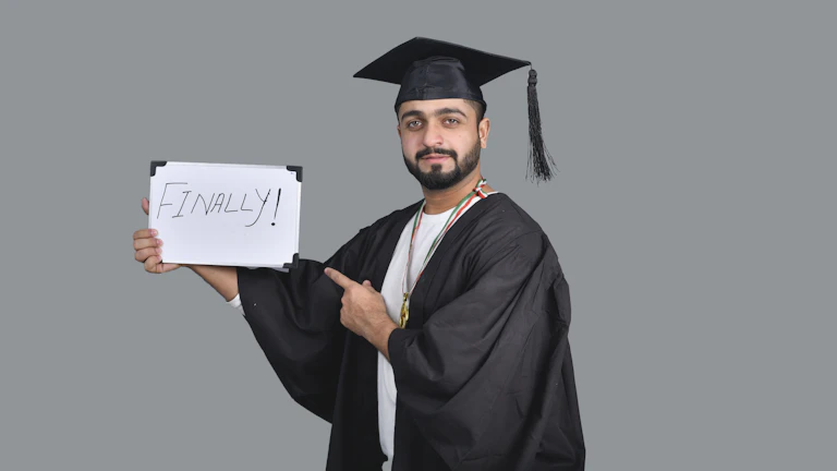 시험 합격 후 환하게 웃으며 기뻐하는 학생