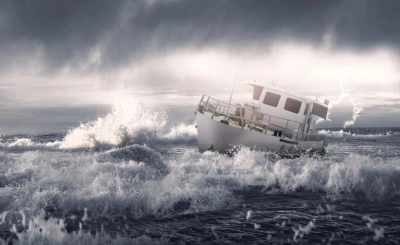 거친 파도를 뚫고 나아가는 견고한 돛단배의 모습