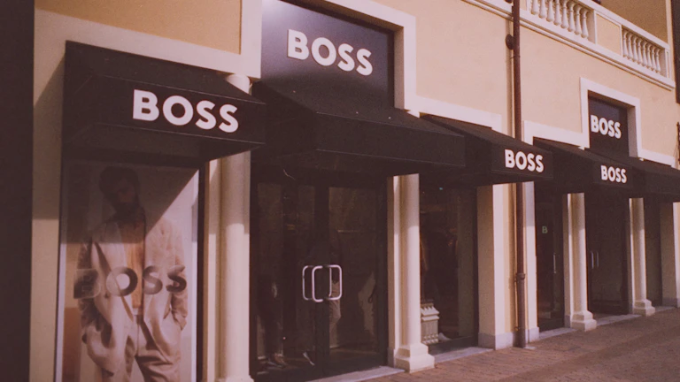 자신감 넘치게 웃고 있는 직장인