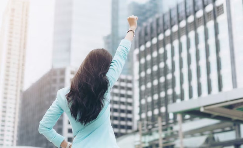 성공적인 중년의 사업가가 과거의 경험을 회고하는 모습