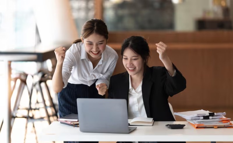 성공적인 직장인이 서류를 보며 미소 짓는 모습