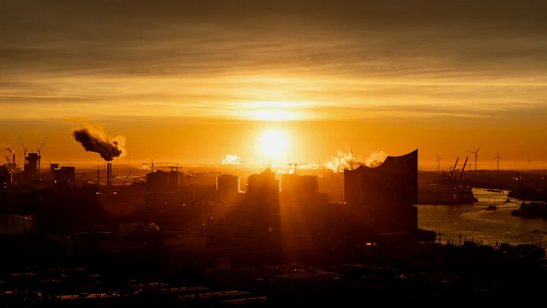 새로운 기회와 부를 상징하는 도시의 일출