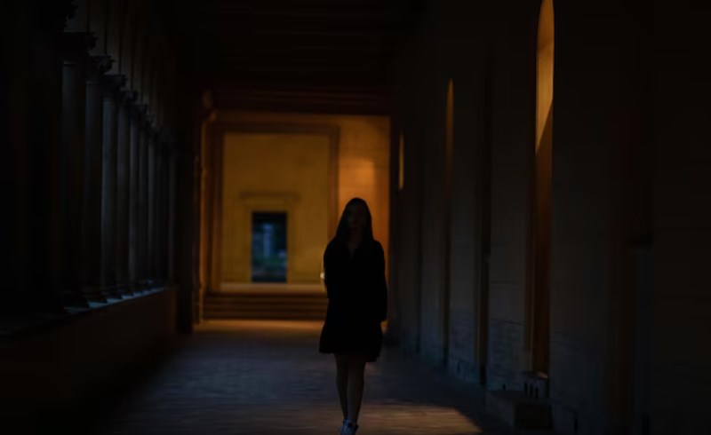 화려한 유흥가의 불빛과 대비되는 어두운 그림자의 모습