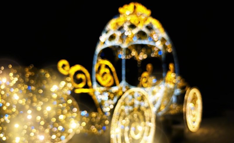 황금빛 수레를 타고 평화롭게 길을 가는 귀족의 모습