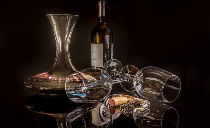 사주 팔자 글자들이 얽혀 있는 형상과 술잔의 오버랩 이미지