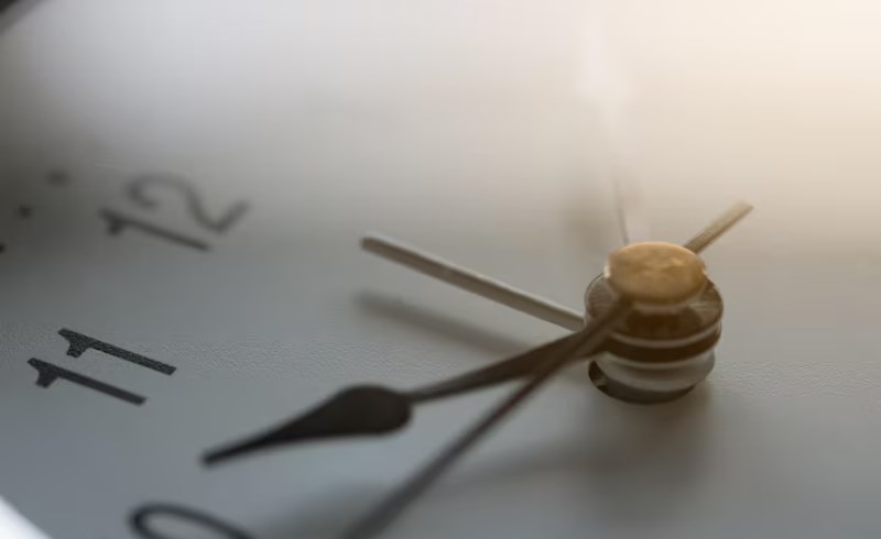 모래시계처럼 흘러가는 시간 속에서 재회의 타이밍을 기다리는 모습