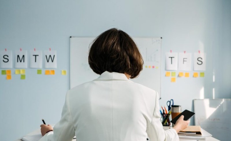 책상 앞에 앉아 사주 명리학 책을 보며 자신의 사주 팔자를 깊이 분석하고 있는 모습