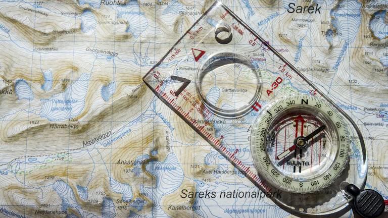 사주 일주별 여행 방향, 운을 깎아먹는 최악의 방위와 개운법 총정리 1 나침반을 보며 방향을 확인하는 여행자