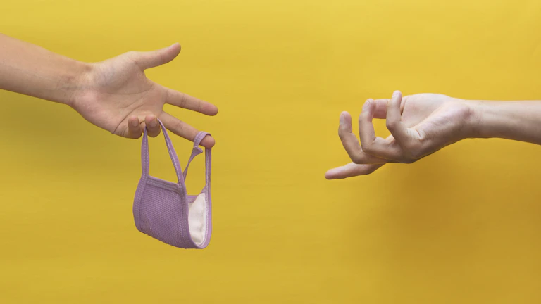 테이블 위에 놓인 지갑