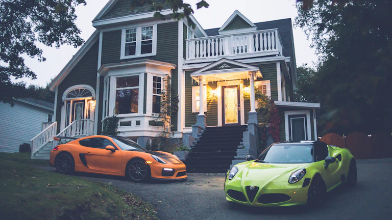 고급스러운 서재에서 여유를 즐기는 모습