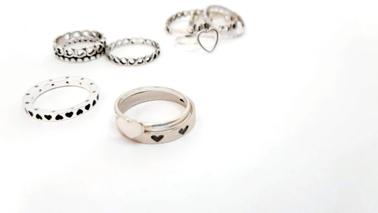 흰색과 은색으로 된 다양한 액세서리