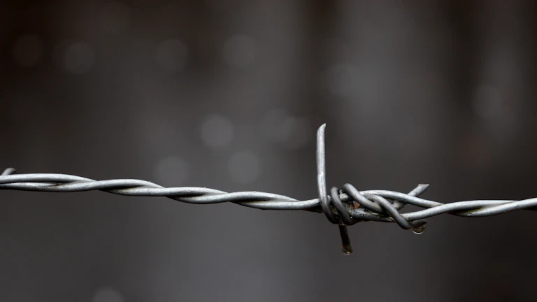 쇠사슬을 끊고 자유를 향해 나아가는 여성