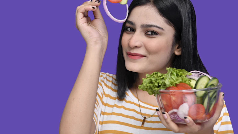 건강한 음식을 고르는 여성