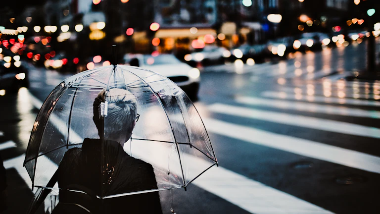 사주 나에게 맞는 행운의 우산 색상, 비 오는 날 개운법 최고 총정리 2 비 오는 날 빨간 우산을 들고 있는 여성