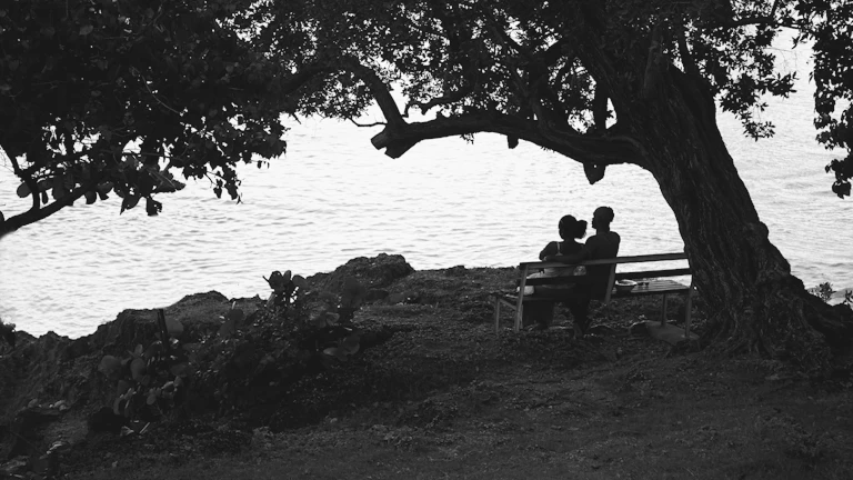 돈복 터지는 2026년, 내 사주에 숨겨진 진짜 부자 되는 법 1 수정 구슬을 들여다보는 여성과 동전