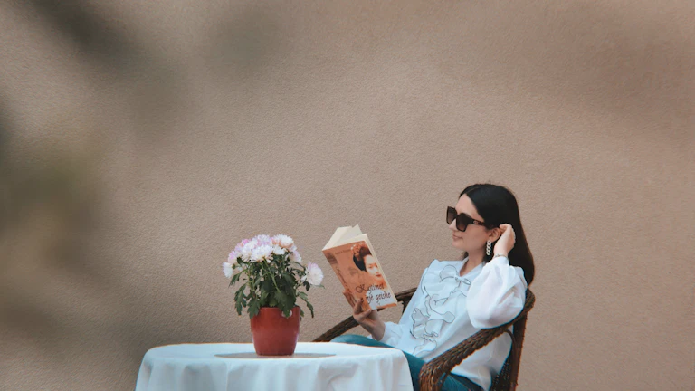 2026년 직장운 대박 나는 사주 특징과 연봉 상승 비결 1 달력을 보며 2026년을 계획하는 여성