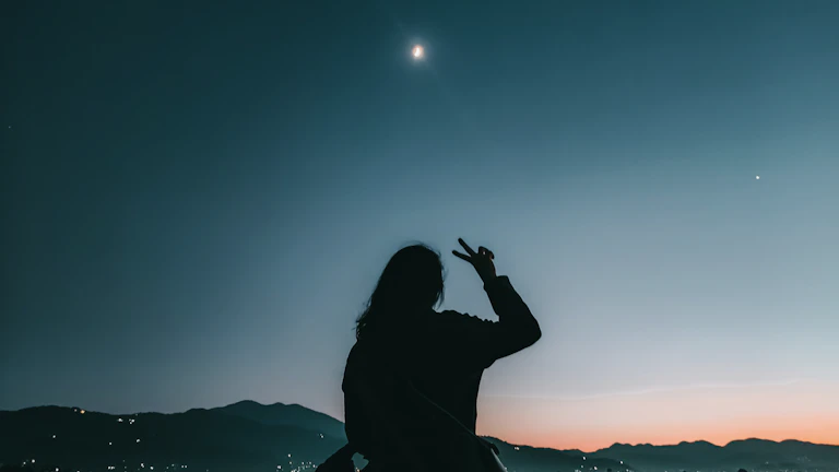밤하늘의 별을 바라보며 미래를 상상하는 여성