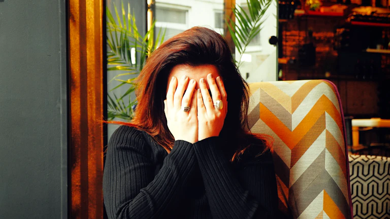 인간관계로 힘들어하는 여성