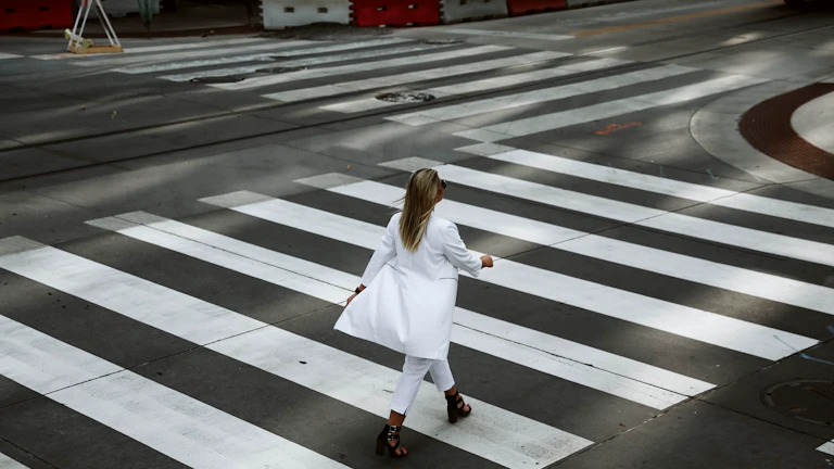 금이 부족할 때 삶의 맺고 끊음이 힘들다면 이것부터 하세요 1 결단을 내리는 여성