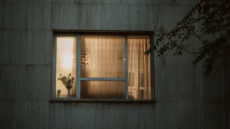 창가에서 명상하는 여성