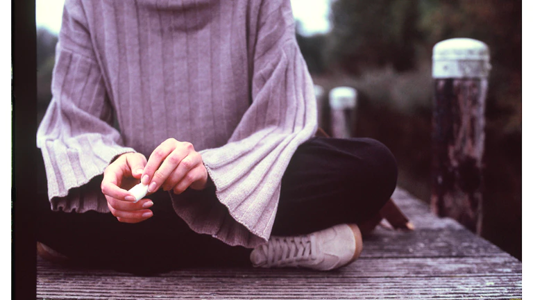 사주 격국이 파격일 때, 대운을 현명하게 잡고 평범하지만 행복하게 사는 비결 2 평화로운 배경에서 명상하는 여성