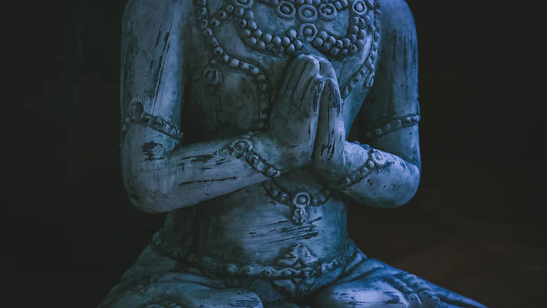 평화롭게 명상하는 여성